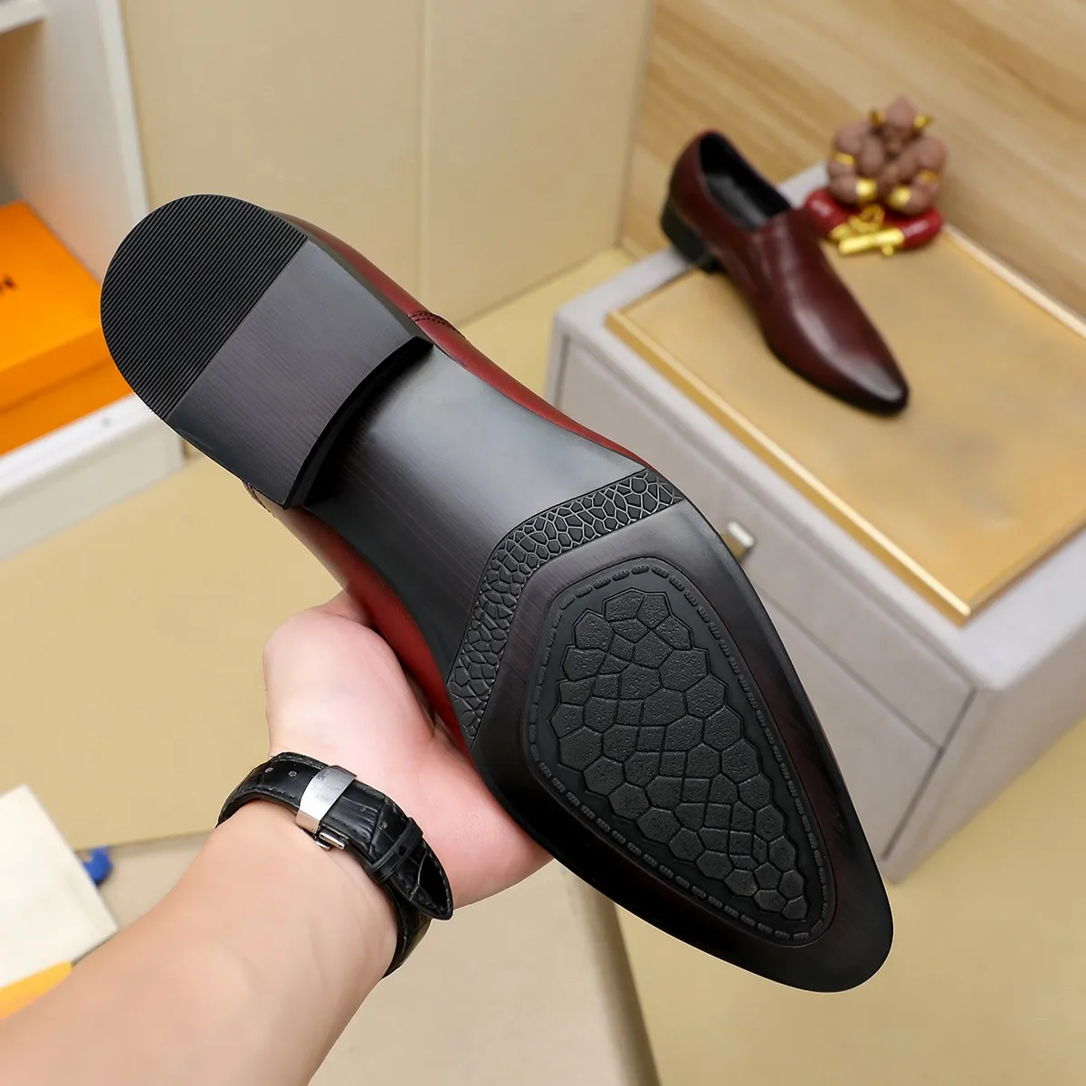 Men's shoes 💰540 💰 Louis Vuitton LV ® Autumn and Winter 🆕 models 🔛Full shoe counter First layer cowhide, 🐂Leather lined casual shoes for men, super soft outsole, essential for driving. Counter synchronization Original first layer cowhide Completely 1:1 mold customization 🌹Top version, 3 colors available! Number: 38-45 (37.46. Customized)
